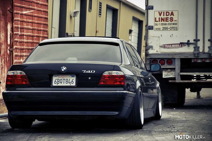 BMW E38 – Dobrze że chociaż BMW nie bawi się w &quot;downsizing&quot;. 