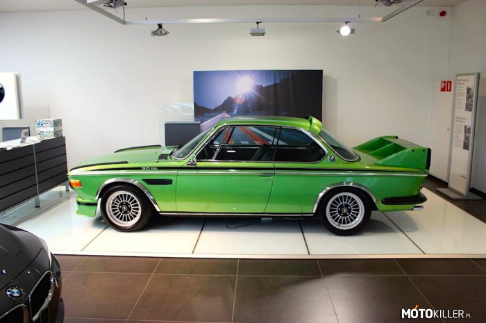 BMW E9 3.0CSL Batmobil &#039;74 – Oryginalnie wyprodukowano 57 sztuk aut z tym pakietem aerodynamicznym. W kolorze &quot;tiga green&quot; powstały zaledwie 4 sztuki. Powyżej jedna z nich - zachowana w pełni oryginalnym stanie. 