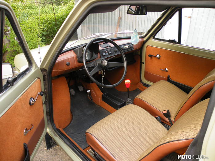 Nietypowe wnętrze Fiata 126p – Oto wnętrze mojego Maluszka w wersji eksportowej. 